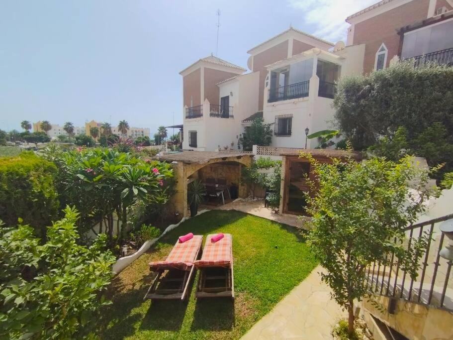 Beautiful 3 Bedroom Townhouse In Urb. Tropicana, نيرخا المظهر الخارجي الصورة